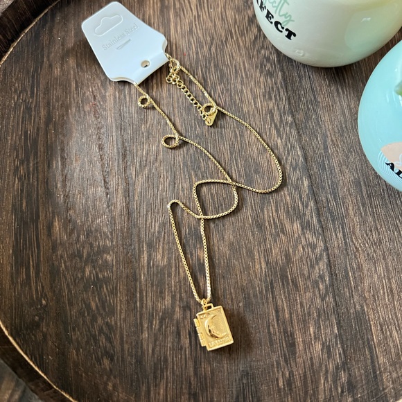 Beautiful Vintage Photo Frame Pendant Necklace for Women - Picture 4 of 4